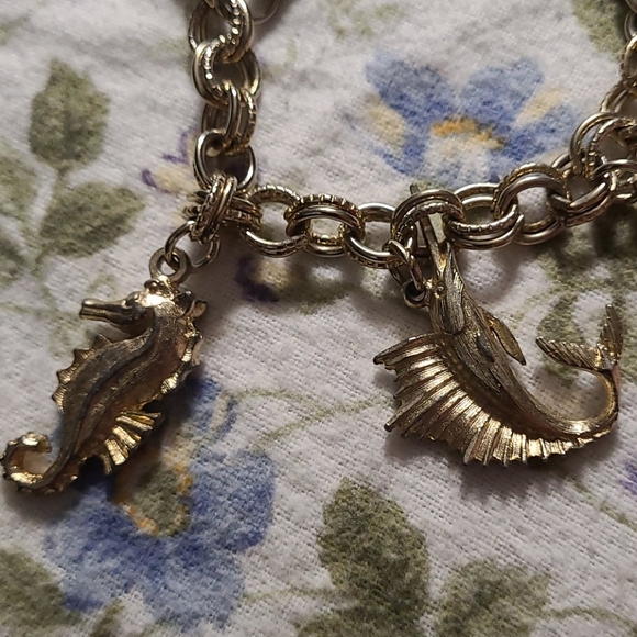 EUC GOLD-TONE NAUTICAL CHARM BRACELET - Picture 2 of 8